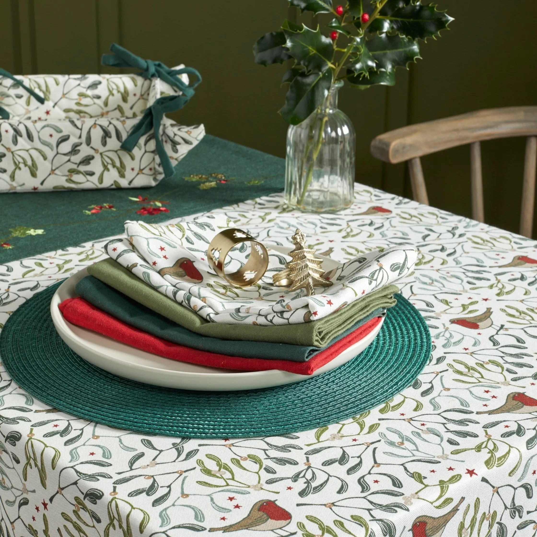 Robin and mistletoe tablecloth